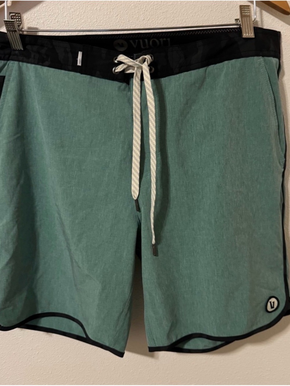 Vuori Cruise Boardshort 7" Green Black Camo Pocket Drawstring Beachy Vacation-33